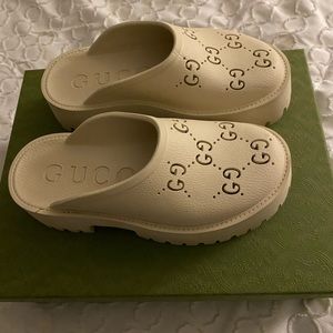 Women's platform perforated G sandal